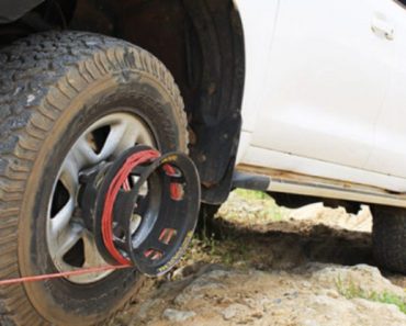 The Bush Winch: It Can Always Help Your Car Get Out of Difficult Situations! (Video)