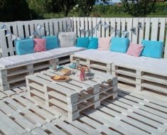 They Built A Gorgeous Poolside Patio Using 43 Pallets