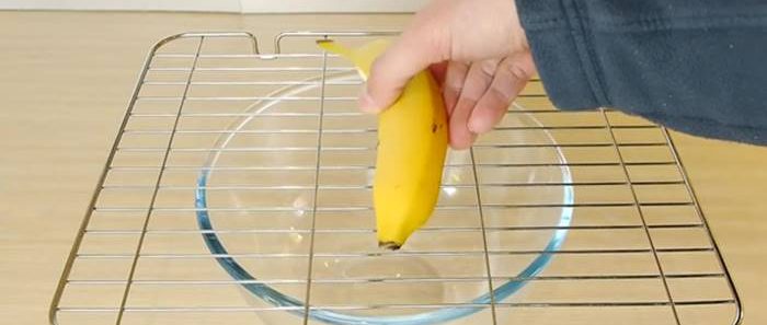 How to Cut A Banana Using A Cooling Rack Grill